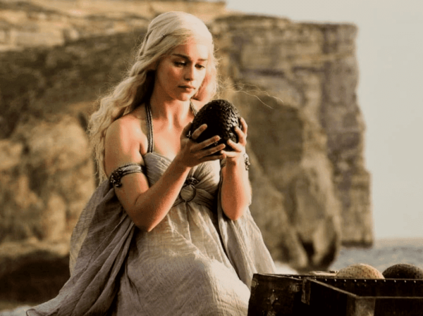 Daenerys avec un oeuf de dragon