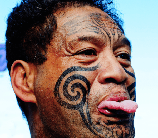 Maori Man tatoué au niveau du visage (motif courant / spirale)