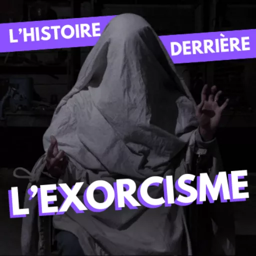 Au centre, une personne encapuchonnée sous un drap blanc et ligotée à une chaise, ressemblant à un fantôme. Le titre