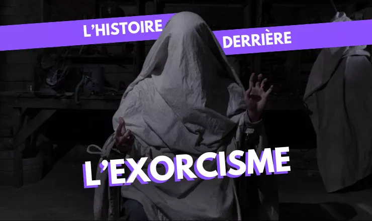 Au centre, une personne encapuchonnée sous un drap blanc et ligotée à une chaise, ressemblant à un fantôme. Le titre 
